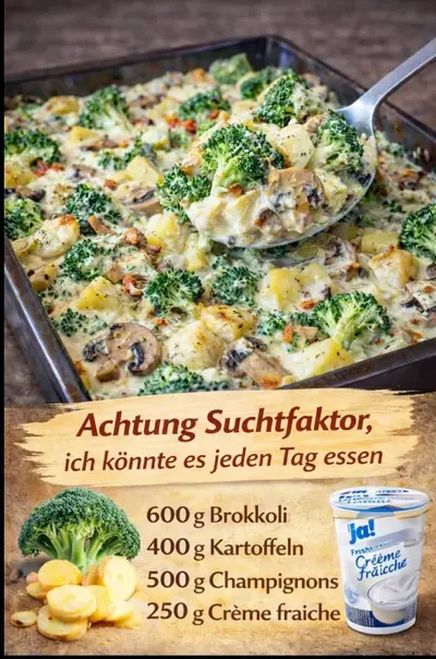 Ein Servierlöffel hebt einen cremigen Brokkoli-Kartoffel-Auflauf mit Pilzen aus einer eckigen Auflaufform.