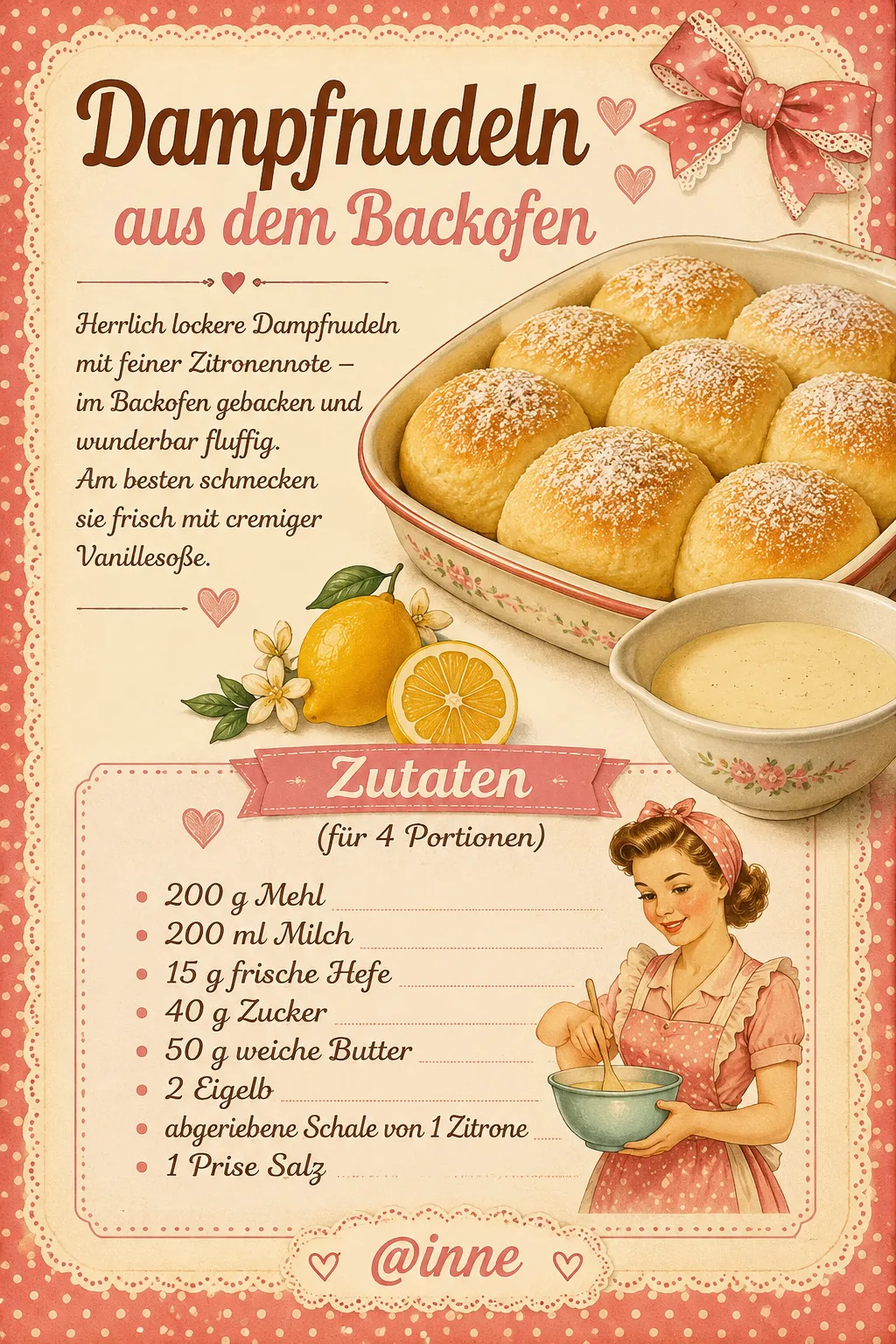 Eine Auflaufform mit goldbraunen Dampfnudeln und einer Schale Vanillesoße auf einem rustikalen Untergrund.