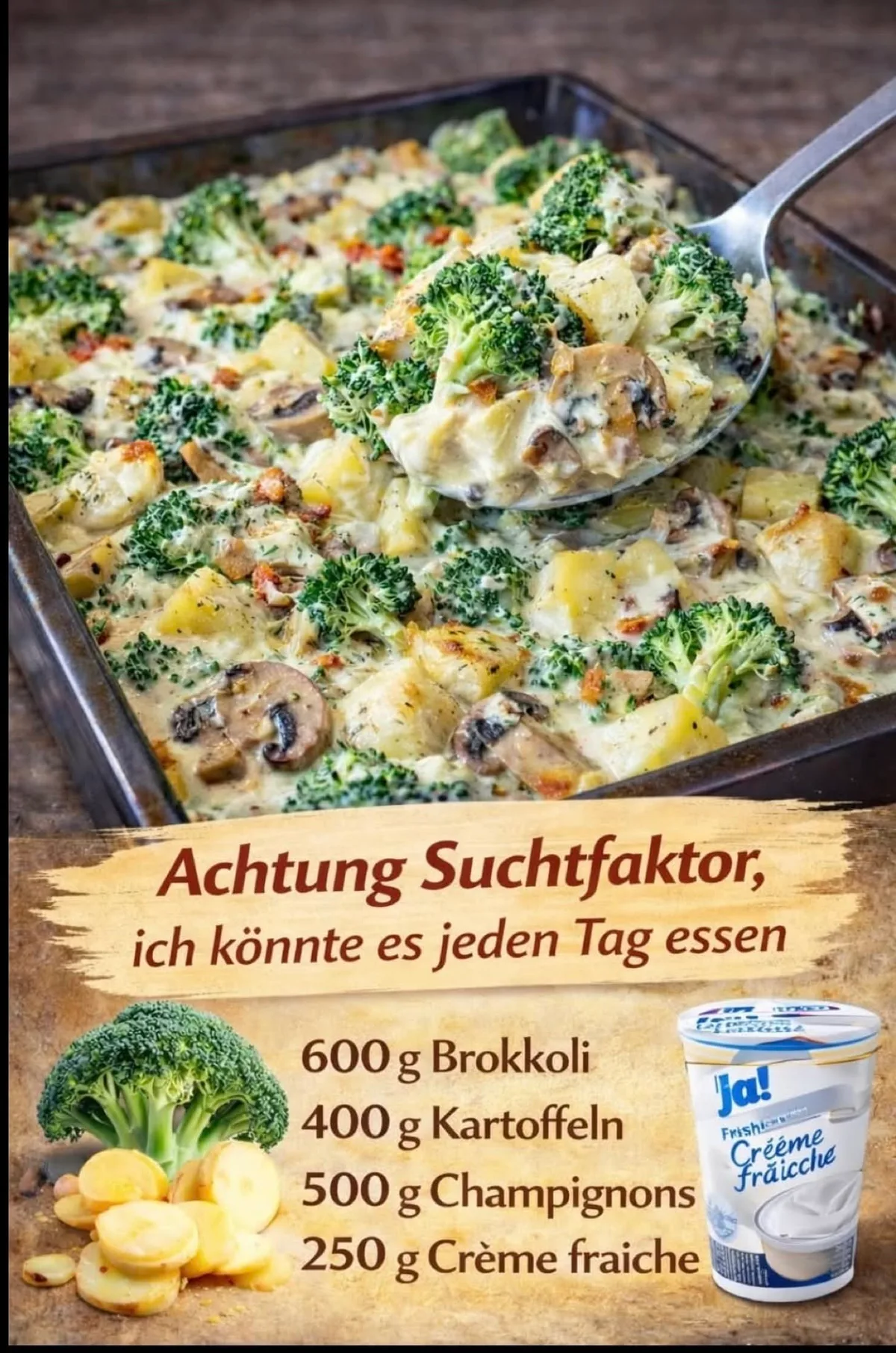 Ein goldbraun überbackener Gemüseauflauf wird mit einem Servierlöffel aus einer rechteckigen Form gehoben.