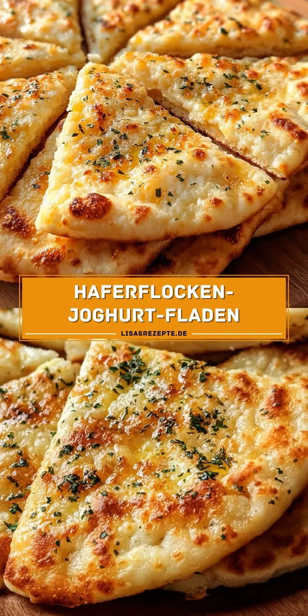 Nahaufnahme von goldbraun gebackenen, dreieckigen Fladenbroten, die mit geschmolzenem Käse und Kräutern belegt sind.