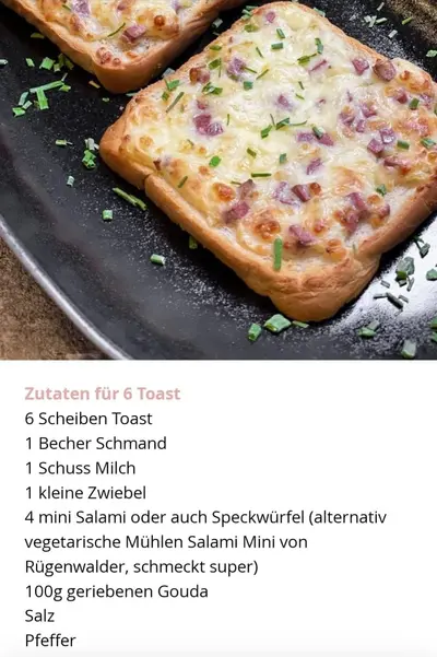 Zwei mit Käse, Zwiebeln und Salami überbackene Toastscheiben auf einem dunklen Teller mit Schnittlauch garniert.
